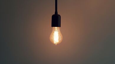 Los trucos para ahorrar con los que Pilar ha reducido hasta 50 euros su factura eléctrica
