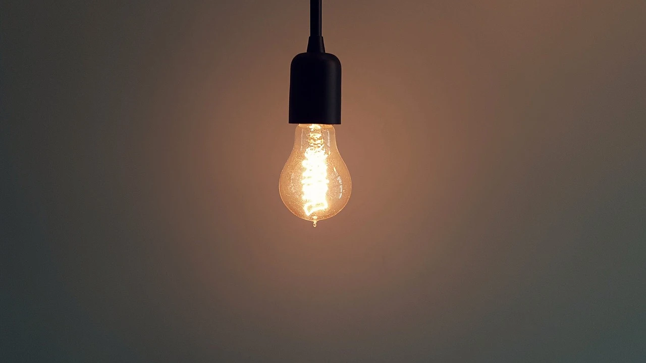 Imagen de una bombilla encendida Imagen de una bombilla encendida