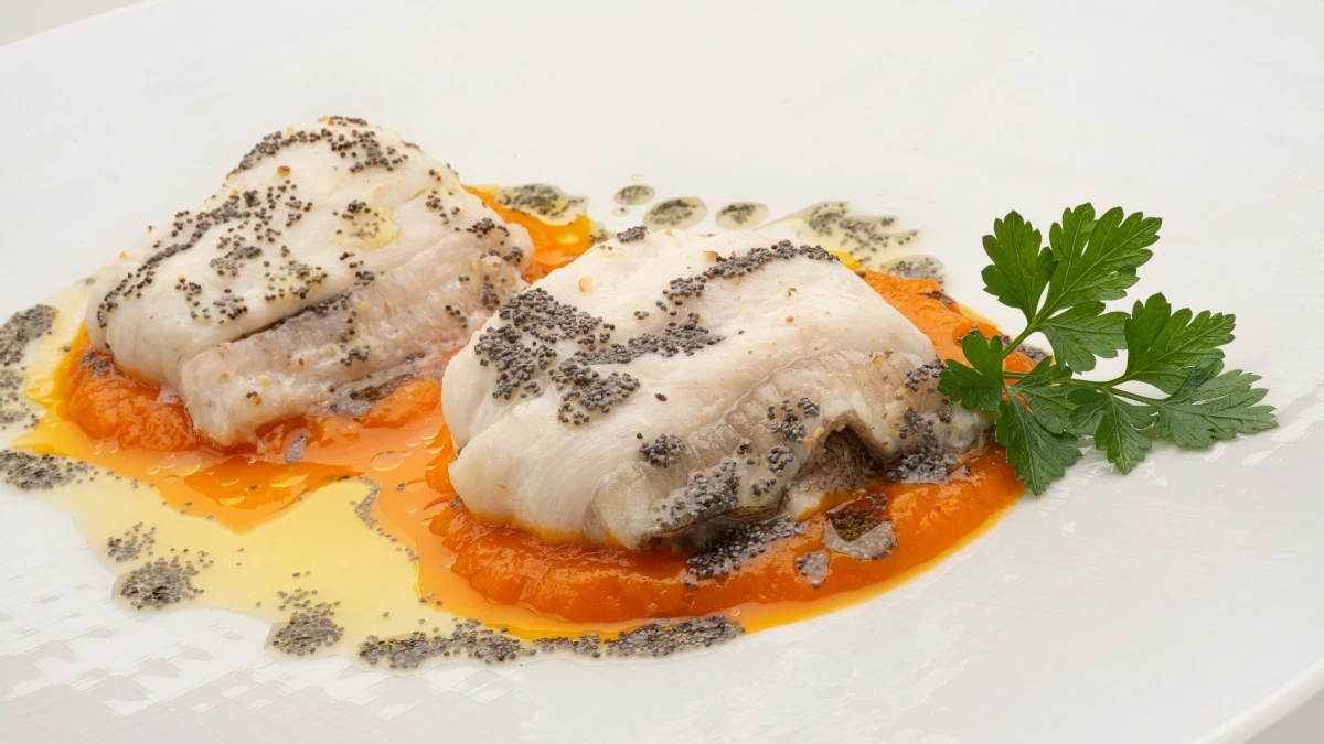 Popietas de gallo con pur&eacute; de zanahoria, de Argui&ntilde;ano: "Platazo de celebraci&oacute;n"