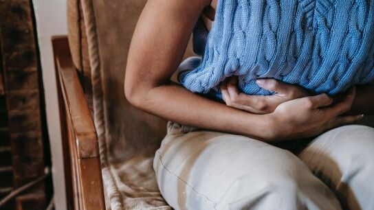 Mujer con dolor de ovarios