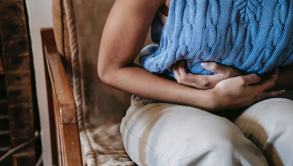 Mujer con dolor de ovarios