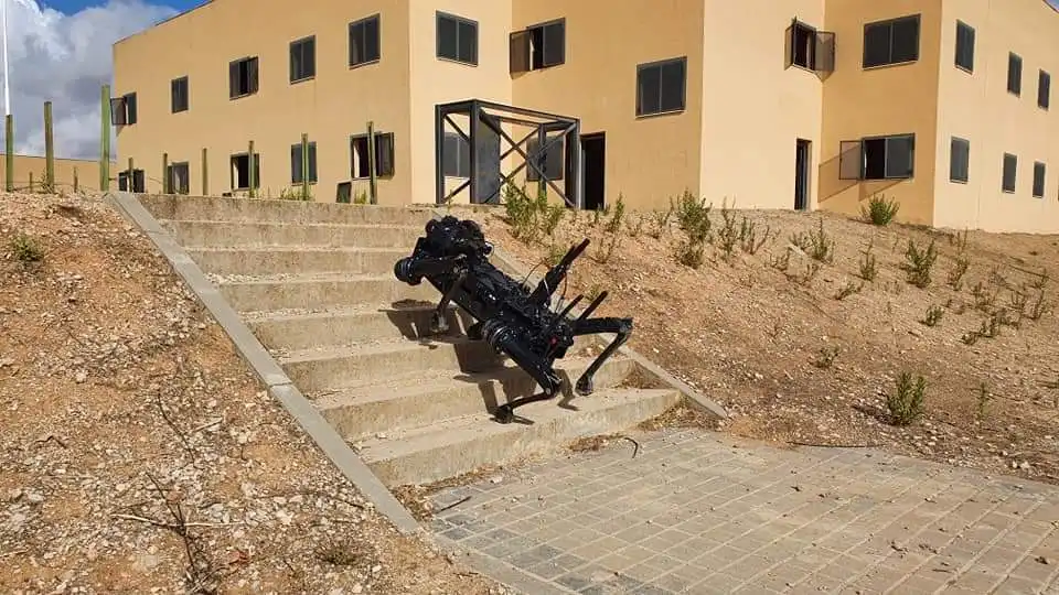 Imagen de un perro robot V60 fabricado por Ghost Robotics