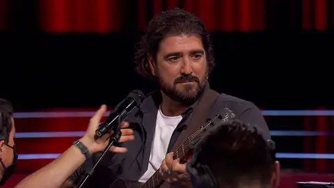 Al descubierto en ‘La Voz’ la bonita historia oculta de Antonio Orozco El bonito gesto que tuvo no pasó inadvertido, como se aprecia en el vídeo.
