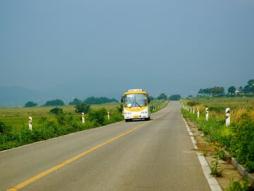 Imagen de un autobús en carretera