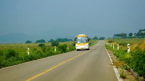 Imagen de un autobús en carretera Imagen de un autobús en carretera