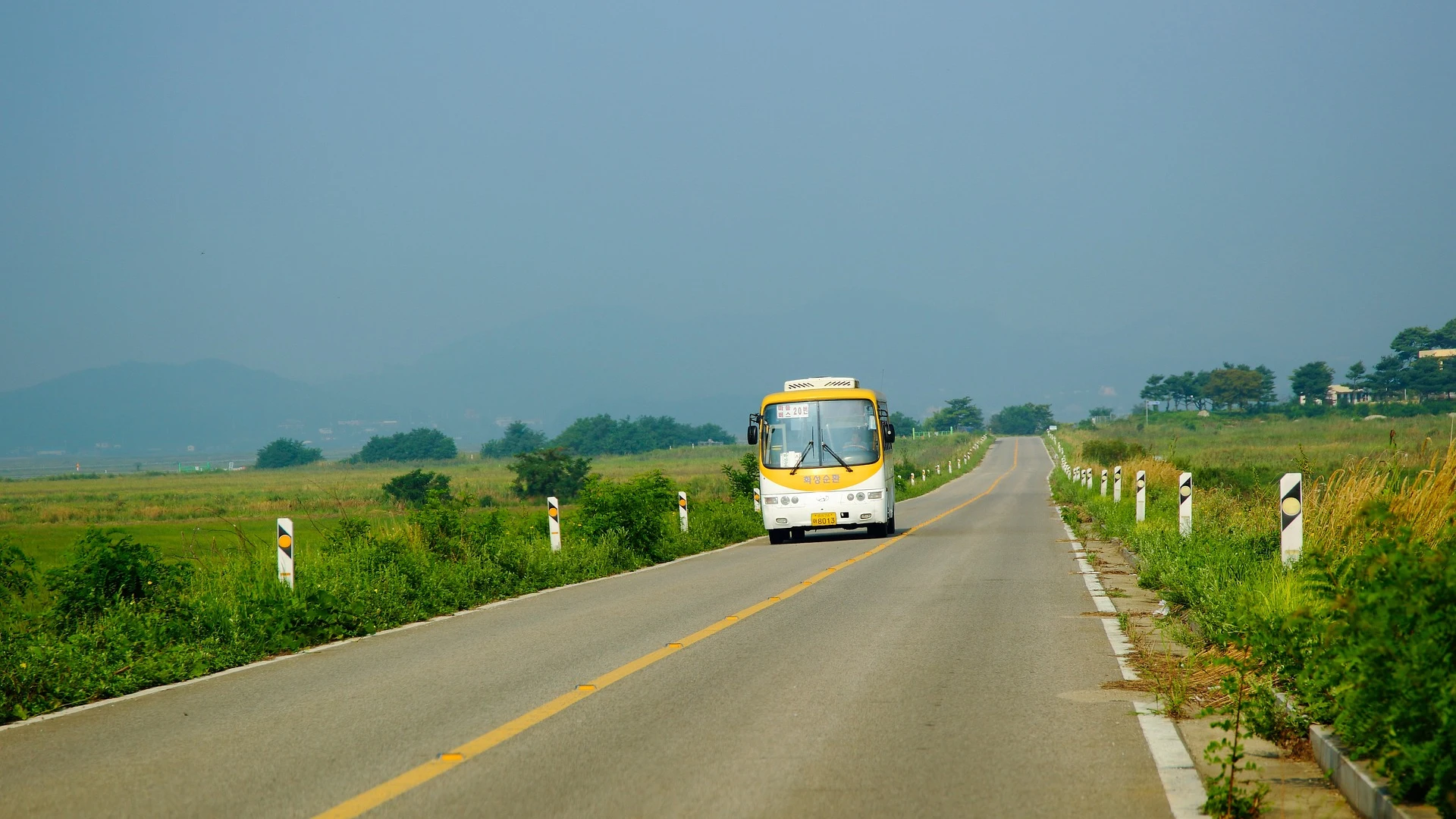 Imagen de un autobús en carretera Imagen de un autobús en carretera