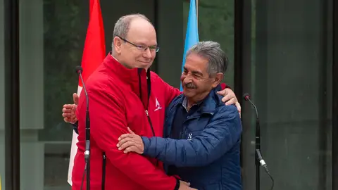 Alberto de Mónaco junto a Revilla en su visita a Cantabria Alberto de Mónaco junto a Revilla en su visita a Cantabria