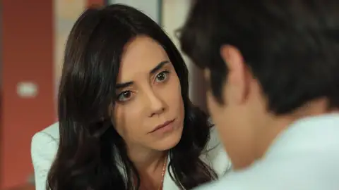 Asya, el mejor apoyo para Ali tras su enfado con Volkan: “No importa lo que haya hecho tu padre. Él te sigue queriendo" Ali está muy decepcionado con Volkan y se plantea no ir a su graduación por lo que sus compañeros puedan decir de él.