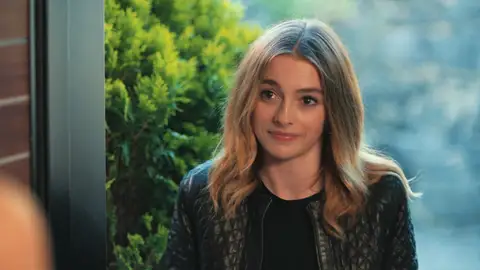 Derin entierra el hacha de guerra y agradece a Asya lo que hizo por ella: "Gracias por salvarme la vida" Nada más recibir el alta, Derin ha ido directa a visitar a una persona: Asya.