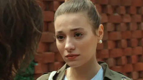 Ceran se marcha a Estambul para empezar una nueva vida lejos de Selçuk: “Podrás ver a tu hijo siempre que quieras" Ceren ha tomado una drástica decisión relacionada con