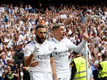Dos destellazos de Benzema y Valverde ejecutan al Barça y aúpan al Madrid al liderato en solitario