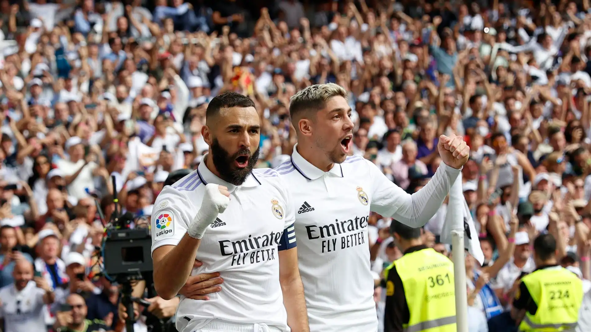 Dos destellazos de Benzema y Valverde ejecutan al Barça y aúpan al Madrid al liderato en solitario Dos destellazos de Benzema y Valverde ejecutan al Barça y aúpan al Madrid al liderato en solitario