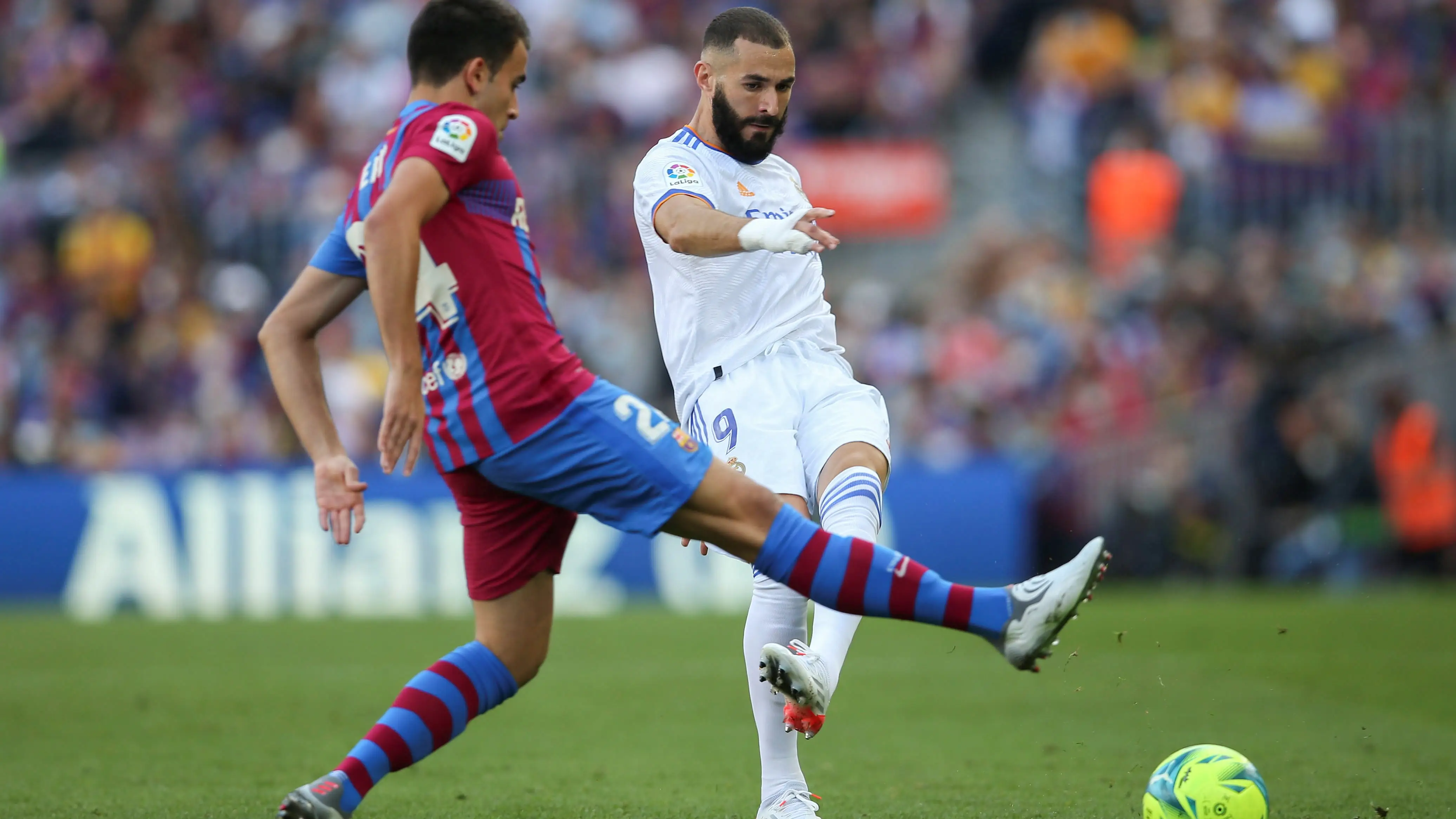 Benzema y Eric Garc&iacute;a en uno de los &uacute;ltimos Cl&aacute;sicos