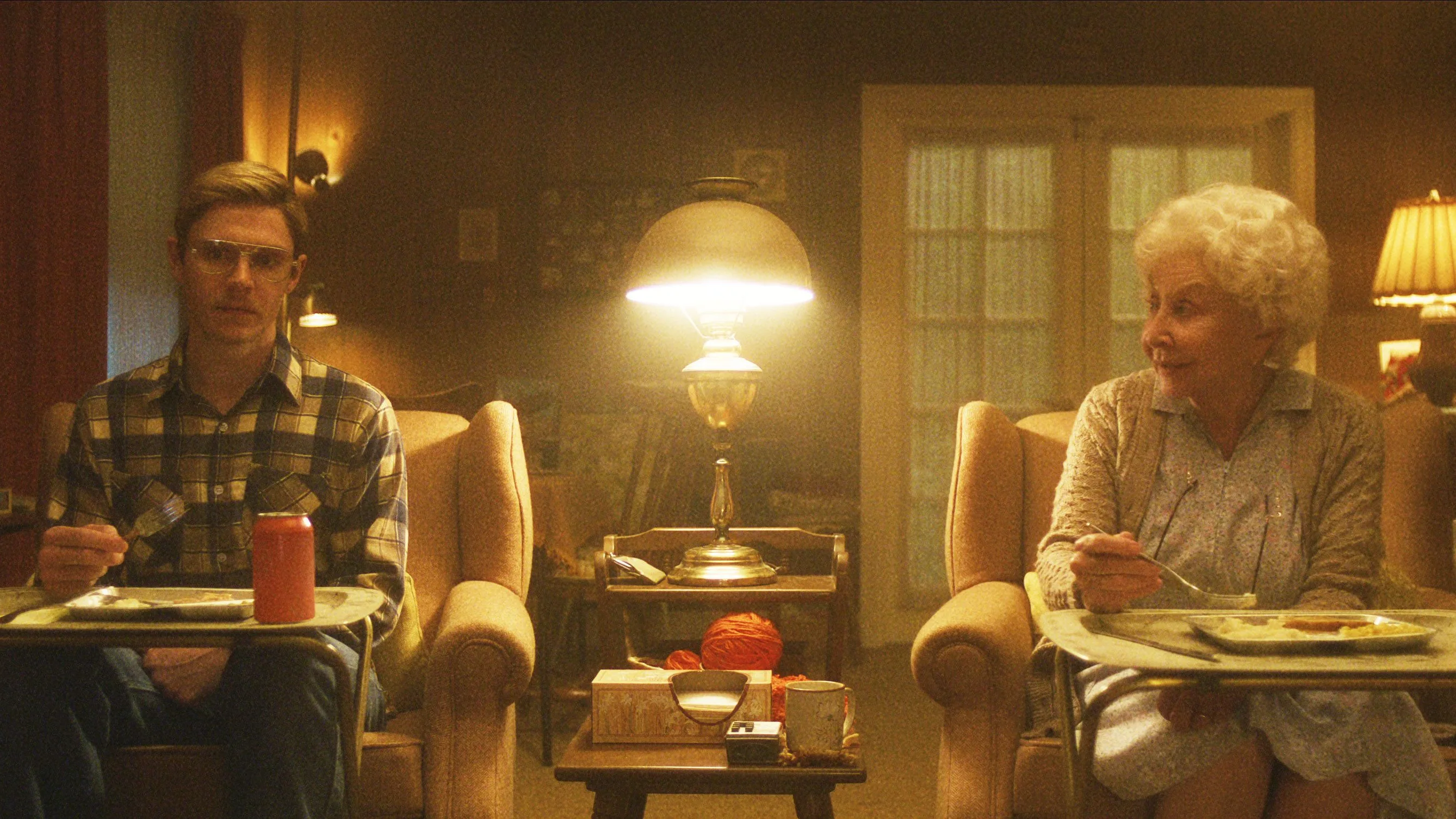 Jeff Dahmer y su abuela en 'Dahmer'