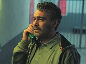 Asya le devuelve sus propiedades a Derin y le pide que retire la denuncia contra Volkan para que salga de la cárcel Asya le devuelve sus propiedades a Derin y le pide que retire la denuncia contra Volkan para que salga de la cárcel