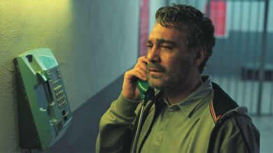 Asya le devuelve sus propiedades a Derin y le pide que retire la denuncia contra Volkan para que salga de la cárcel