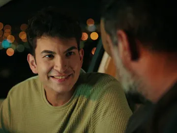 Tolga chantajea a Akif: ¡Si no lo readmite en el colegio, toda la verdad saldrá a la luz! Tolga chantajea a Akif: ¡Si no lo readmite en el colegio, toda la verdad saldrá a la luz!