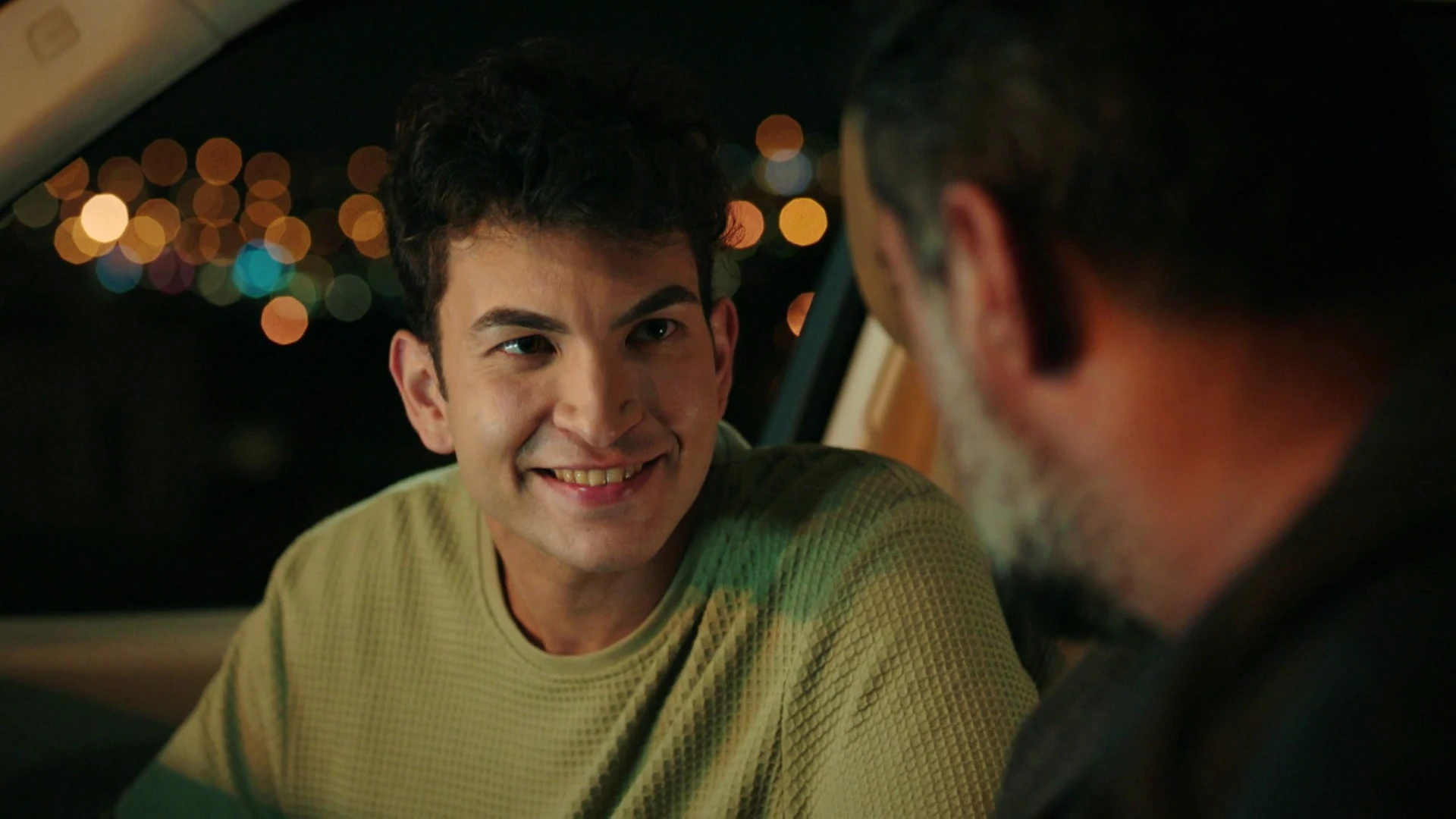 Tolga chantajea a Akif: ¡Si no lo readmite en el colegio, toda la verdad saldrá a la luz! Tolga chantajea a Akif: ¡Si no lo readmite en el colegio, toda la verdad saldrá a la luz!