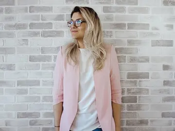 Chica vestida con camiseta blaca y blazer rosa, sin cuello, sin bolsillos y sin botones. Chica vestida con camiseta blaca y blazer rosa, sin cuello, sin bolsillos y sin botones.