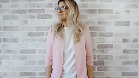 Chica vestida con camiseta blaca y blazer rosa, sin cuello, sin bolsillos y sin botones. Chica vestida con camiseta blaca y blazer rosa, sin cuello, sin bolsillos y sin botones.