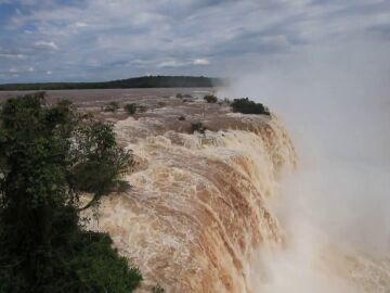 Las cataratas de Iguazú, con el caudal desbordado