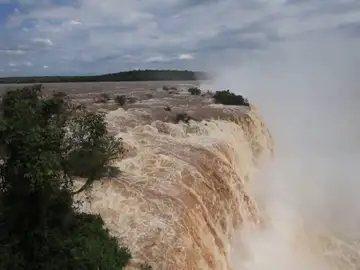 Las cataratas de Iguazú, con el caudal desbordado Las cataratas de Iguazú, con el caudal desbordado