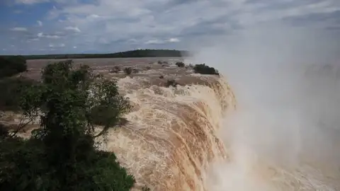 Las cataratas de Iguazú, con el caudal desbordado Las cataratas de Iguazú, con el caudal desbordado