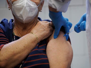 Un paciente recibe una dosis de la vacuna antigripal que empieza a administrase a la población mayor de 60 años