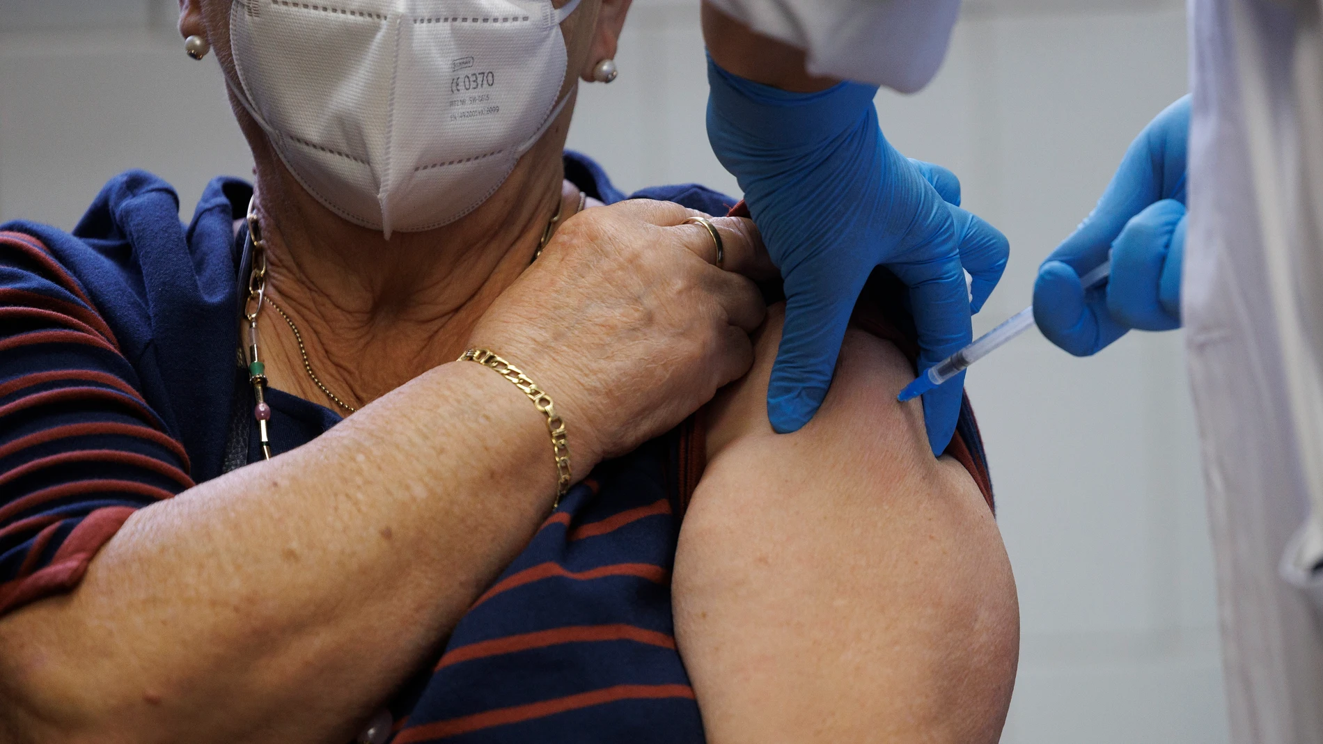Un paciente recibe una dosis de la vacuna antigripal que empieza a administrase a la población mayor de 60 años