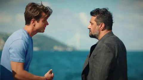 Doruk se enfrenta a Akif y le suplica que confiese: “¿Cómo puedes dormir por las noches? ¿No te sientes culpable?" Doruk se enfrenta a Akif y le suplica que confiese: “¿Cómo puedes dormir por las noches? ¿No te sientes culpable?"