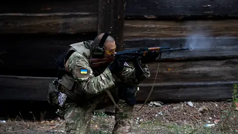Un soldado ucraniano Un soldado ucraniano