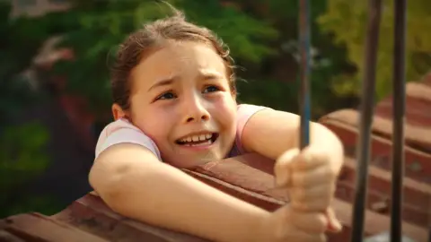 Emel, a punto de caer al vacío desde el tejado del orfanato: ¿Lograrán salvarla? Emel, a punto de caer al vacío desde el tejado del orfanato: ¿Lograrán salvarla?