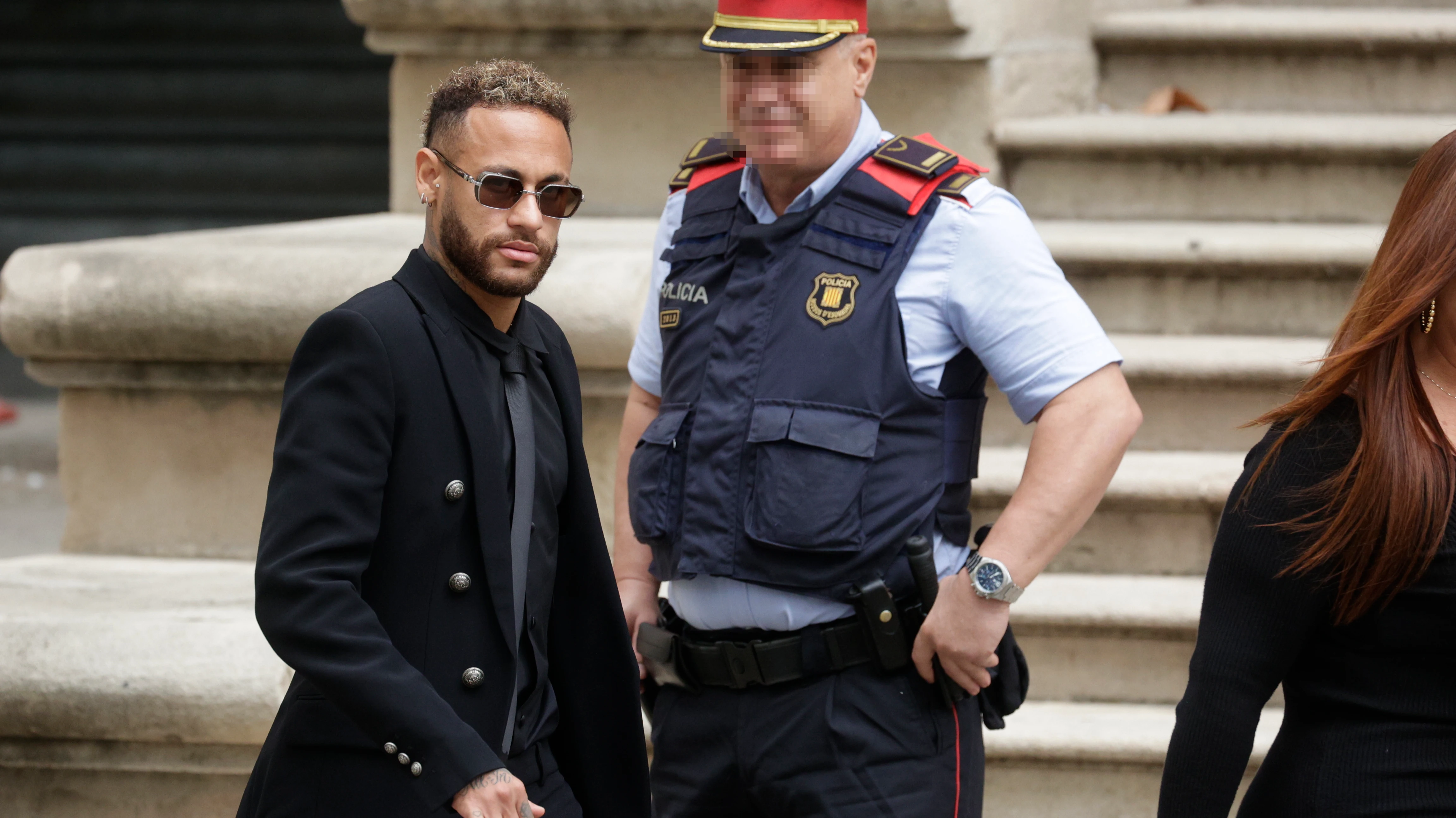 Neymar, en el momento de abandonar la Audiencia de Barcelona Neymar, en el momento de abandonar la Audiencia de Barcelona