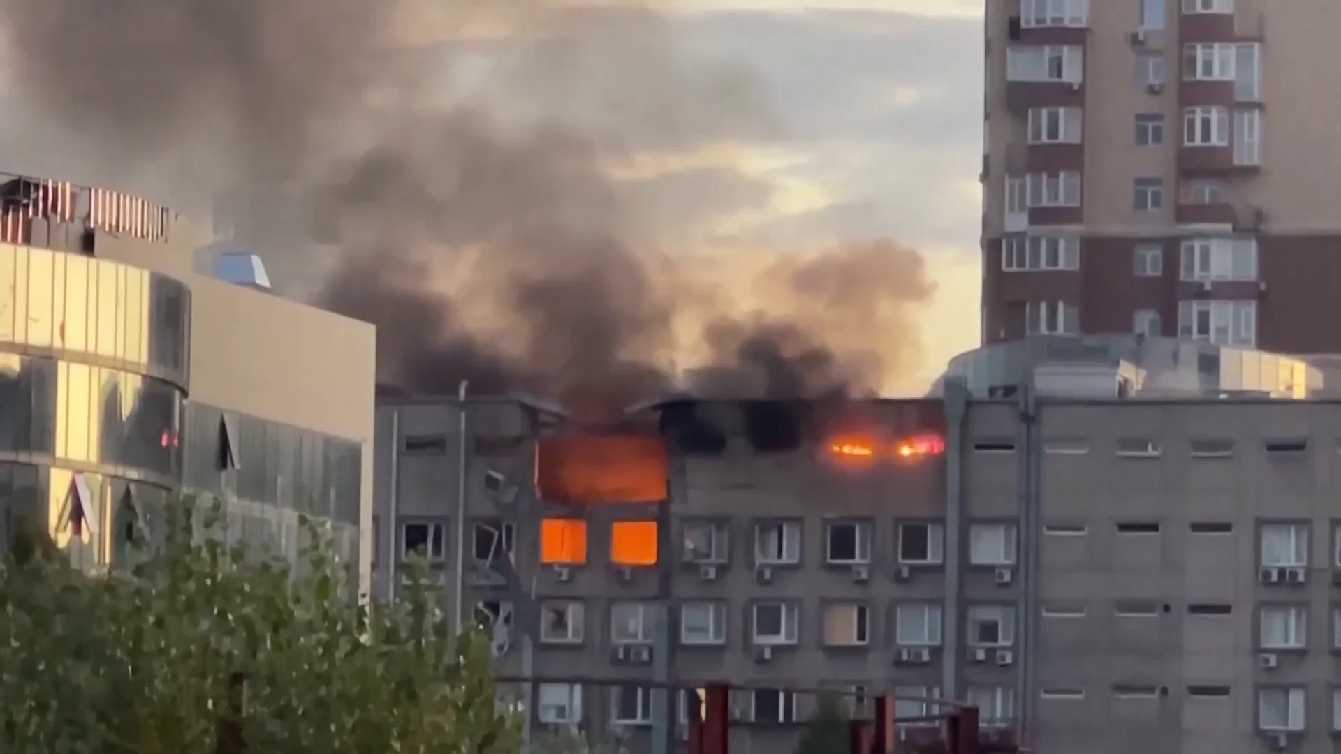 Uno de los edificios atacados por drones kamikazes en Kiev Uno de los edificios atacados por drones kamikazes en Kiev