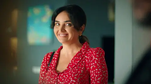 Doruk consigue que Şengül recupere su trabajo en casa de Akif y Nebahat Doruk consigue que Şengül recupere su trabajo en casa de Akif y Nebahat