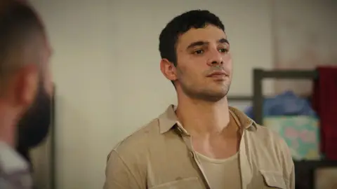 Kadir pega una paliza a un compañero de celda… ¡Y están a punto de apuñalarle! Kadir pega una paliza a un compañero de celda… ¡Y están a punto de apuñalarle!