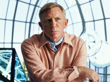 Daniel Craig como el detective Benoit Blanc en 'Puñales por la espalda: El misterio de Glass Onion' 