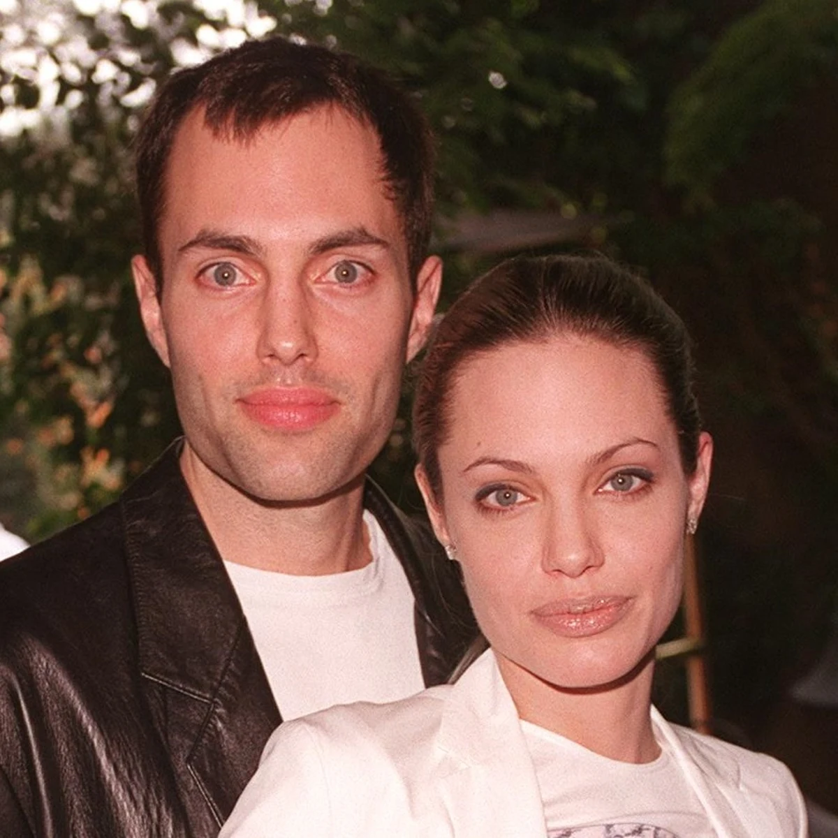 Qué pasó entre Angelina Jolie y su hermano: De inseparables a despedirlo de  su casa