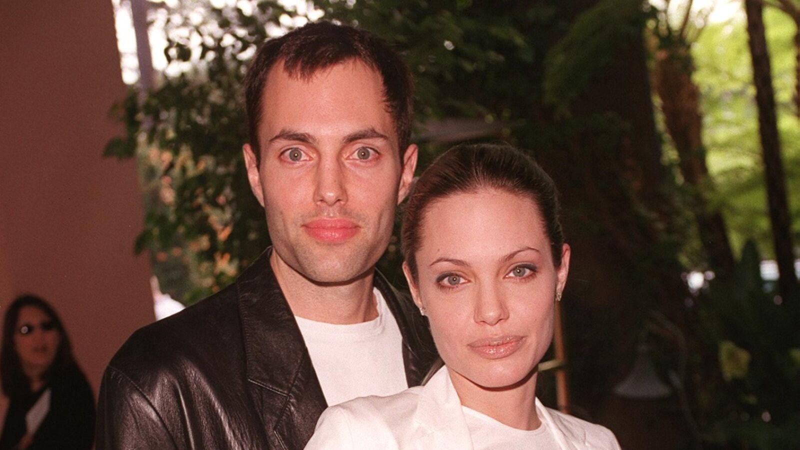 El hermano de Angelina Jolie declara que es gay en un directo junto a su exmujer tras divorciarse: 