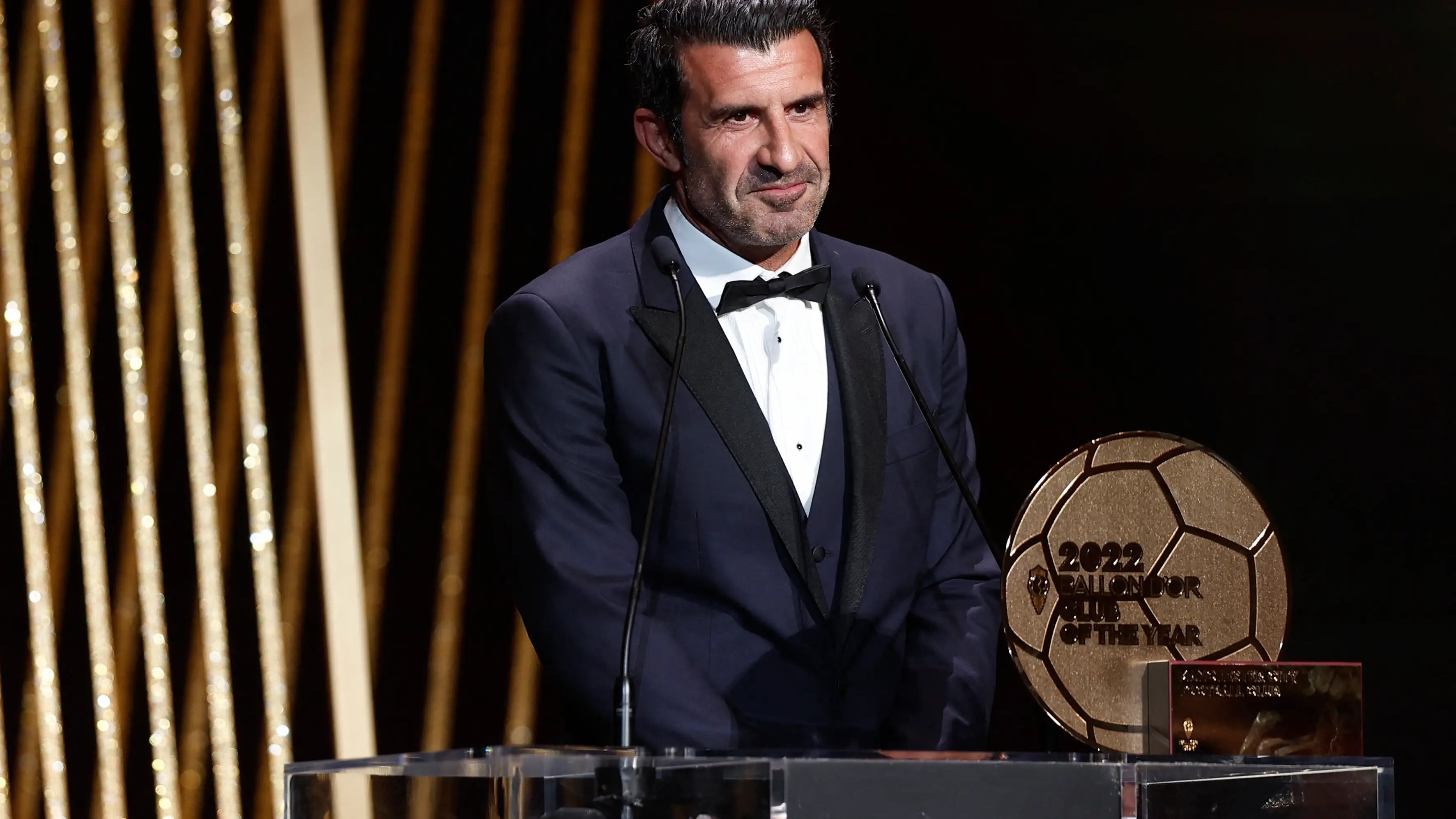 Luis Figo, en el momento de nombrar al mejor club de la temporada Luis Figo, en el momento de nombrar al mejor club de la temporada