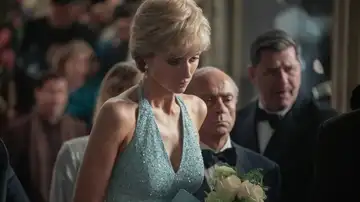 Elizabeth Debicki como Lady Di en una escena de &#39;The Crown&#39; que recrea la llegada de Lady Di sola a un evento.