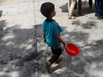 Imagen de archivo de un niño en la calle