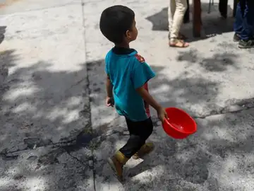 Imagen de archivo de un niño en la calle Imagen de archivo de un niño en la calle