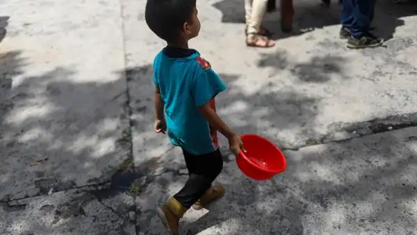 Imagen de archivo de un niño en la calle Imagen de archivo de un niño en la calle
