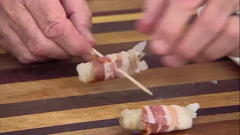Envuelve cada langostino con panceta Envuelve cada langostino con panceta