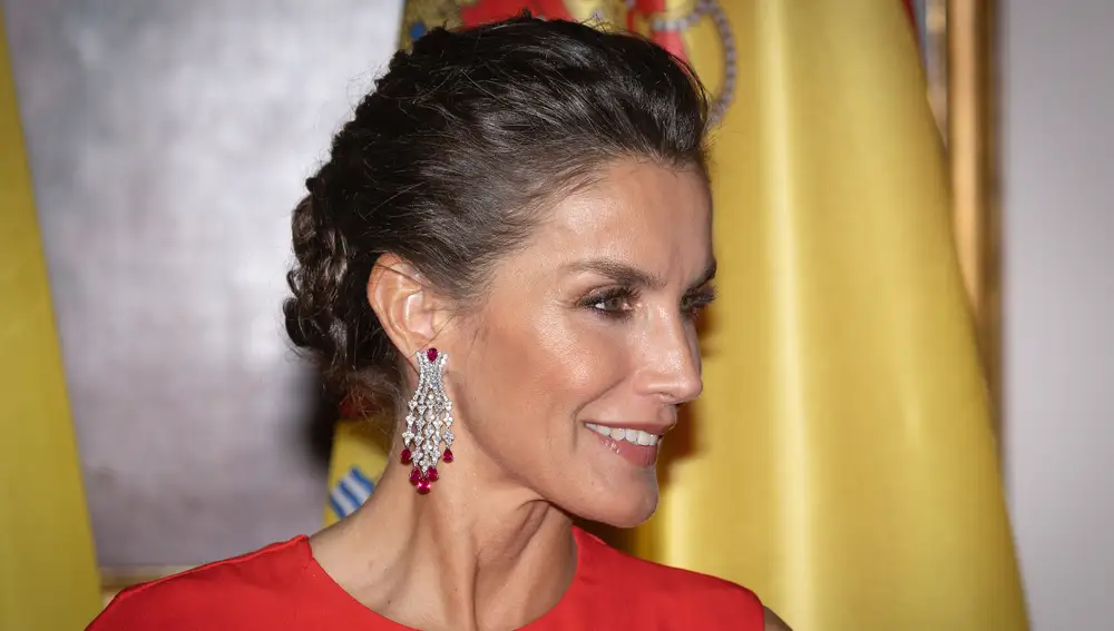 La reina Letizia luciendo una cascada de diamantes y rubíes