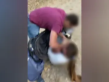 El momento en el que el padre acusado de secuestrar a su bebé en Aragón se lo arranca de los brazos a la madre El momento en el que el padre acusado de secuestrar a su bebé en Aragón se lo arranca de los brazos a la madre