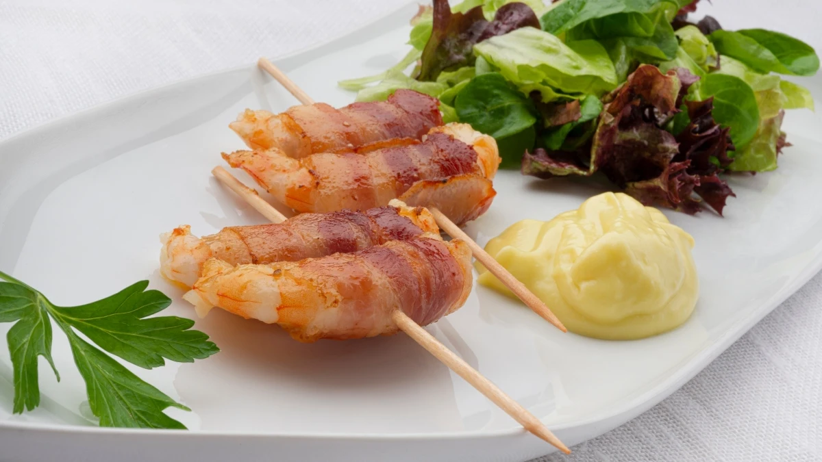 Karlos Argui&ntilde;ano: brochetas de langostinos, "un bocado de dioses" listo en 3 minutos