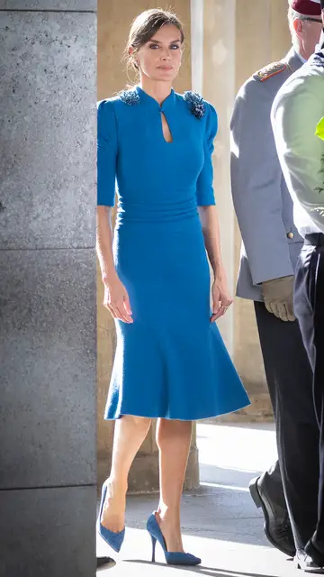 La reina Letizia luciendo un vestido midi de Carolina Herrera con cintura fajín y apliques florales La reina Letizia luciendo un vestido midi de Carolina Herrera con cintura fajín y apliques florales