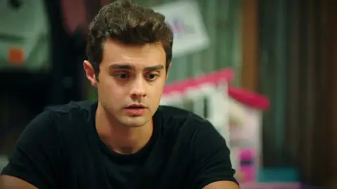 Kadir vuelve a casa con una mochila llena de dinero: ¿Les cambiará la vida? Kadir vuelve a casa con una mochila llena de dinero: ¿Les cambiará la vida?